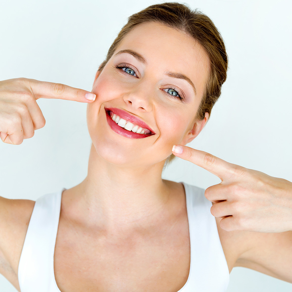 Strahlend weiße Zähne eines Mädchens nach der Zahnsteinentfernung.